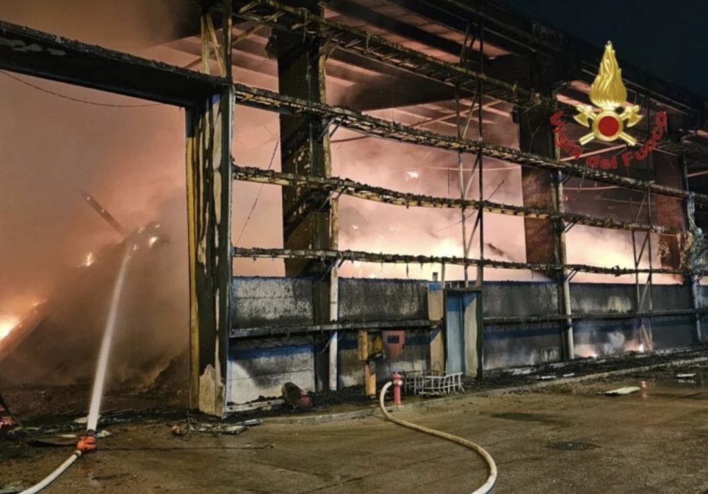 Fire Devastates Warehouse in Salerno Pulita: Investigations Underway