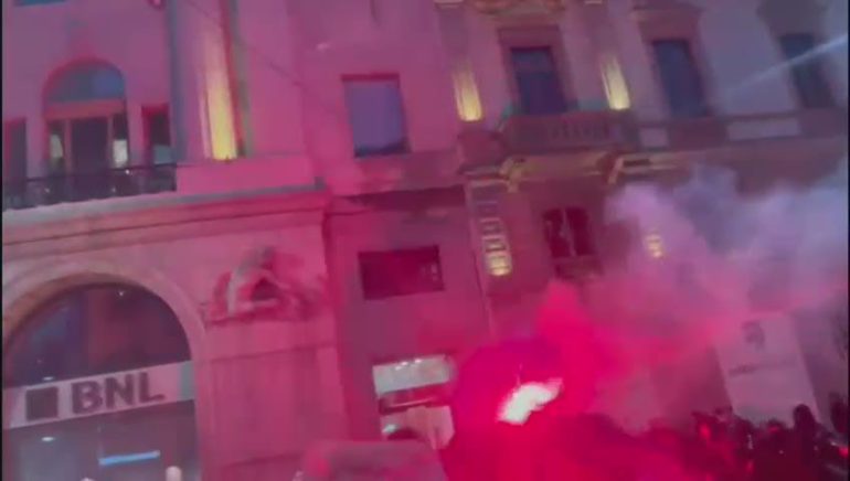 Milano, fumogeni e petardi alla zona rossa prima della Scala