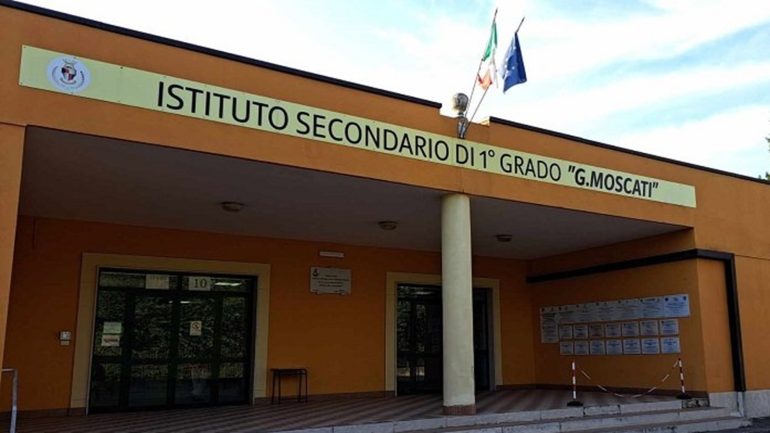 Furto alla Scuola Moscati di Benevento: rubati 64 computer, scardinate porte blindate