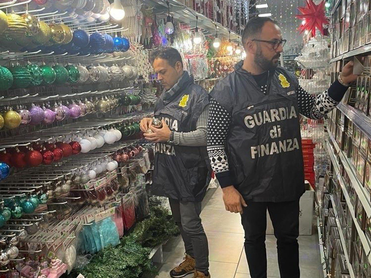 Benevento, maxi sequestro di articoli natalizi non sicuri: oltre 160mila prodotti irregolari