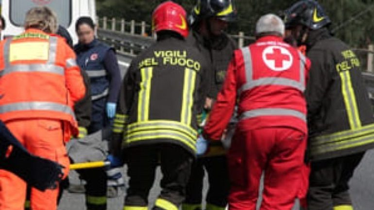 Teano, auto contro furgone: muore 48enne
