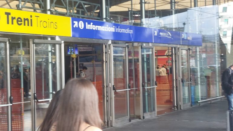 Napoli, orrore in Stazione: 16enne molestata, i parenti bloccano l’aggressore prima dell’arresto