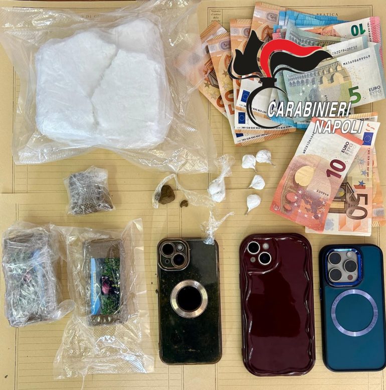 Corrieri incensurati arrestati al porto di Ischia con hashish e cocaina