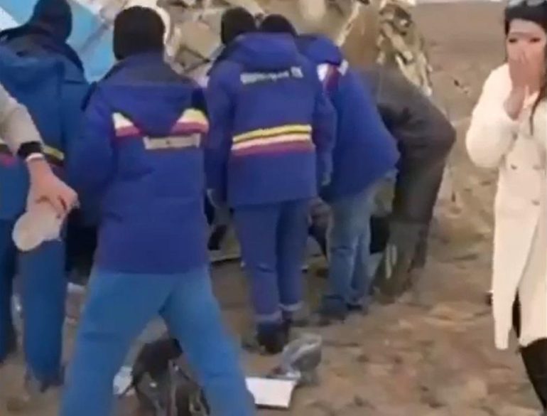 Aereo precipitato in Kazakistan, pubblicato il video del salvataggio: “Sono vivi”