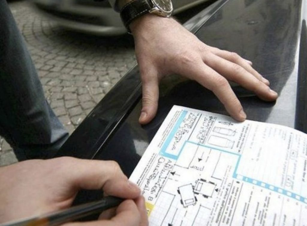 Truffe alle assicurazioni,  3 arresti e 135 indagati. Blitz contro il “sistema” dei sinistri finti