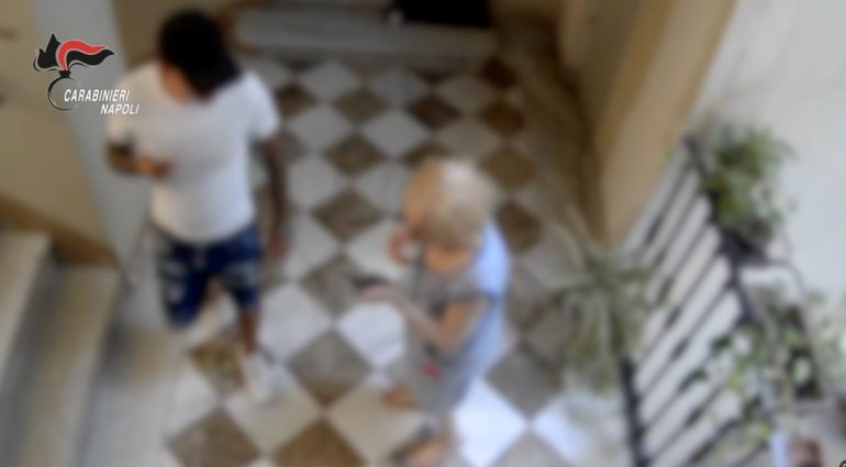 Truffe agli anziani, la gang di Caivano incassava un milione di euro al mese