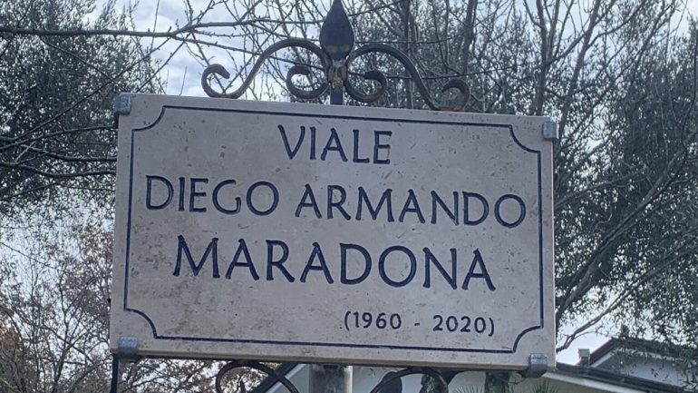 Incocciati, ex calciatore del Napoli intitola un viale a Maradona: la foto sui social