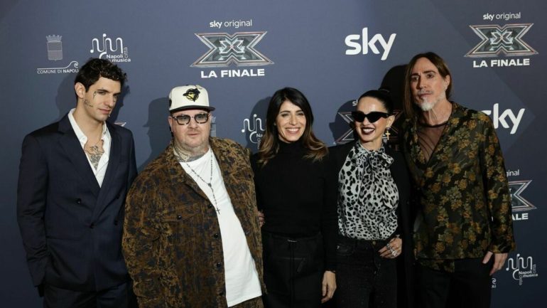 Finale X Factor 2024, domani in Piazza del Plebiscito: ospiti Robbie Williams e Gigi D’Alessio