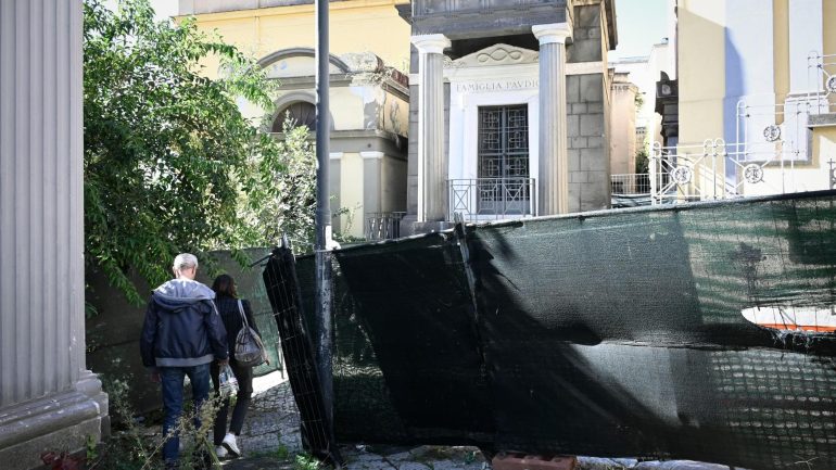 Napoli, protesta al cimitero di Poggioreale: familiari con pale e picconi per i defunti sotto le macerie da tre anni