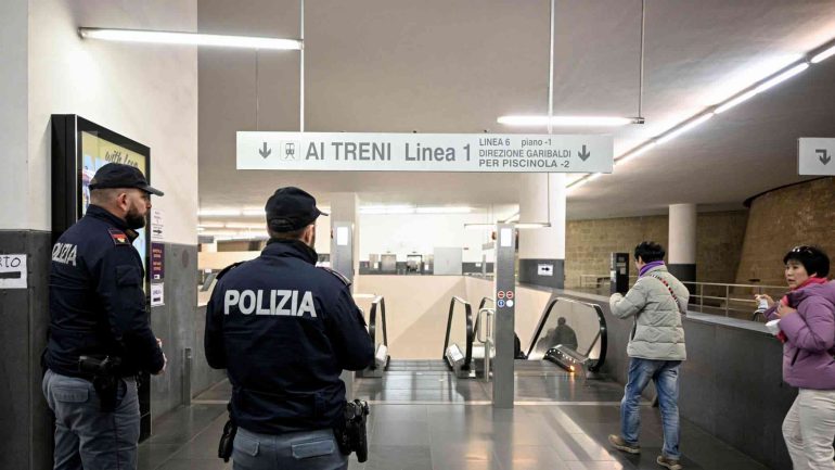 Turisti in fuga a Napoli, ma la fuga finisce in metropolitana: due arresti in 24 ore per mandato europeo