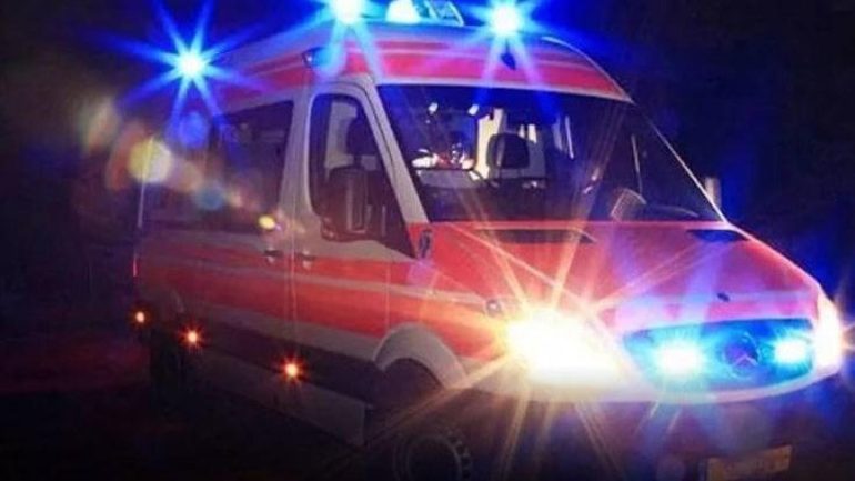 Bambina di 3 anni trova una pistola in casa e spara accidentalmente: è in gravi condizioni