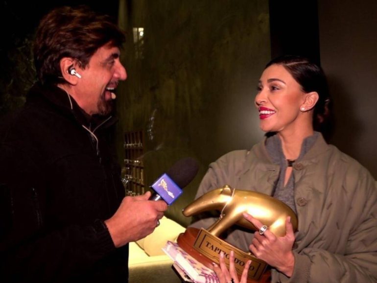 Belen Rodriguez riceve un nuovo tapiro da Striscia: “Con gli uomini ho chiuso, da ora divento lesbica”