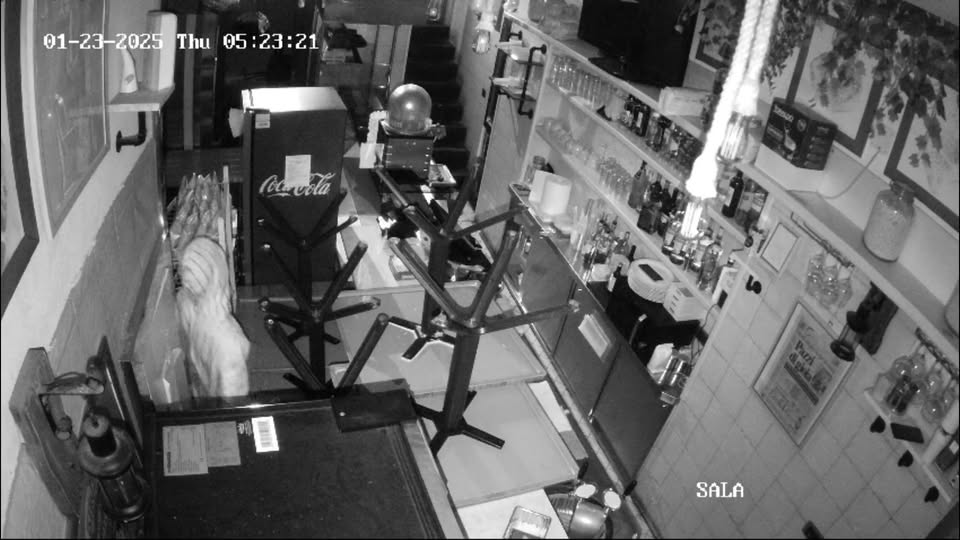 Scassina e rapina un ristorante alla Galleria Umberto I e poi nasconde il bottino al complice. Doppiamente ladro. Portati via 2500 euro e danni per 1200 euro ma il titolare non di
