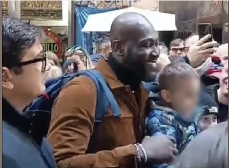 Napoli, Isaac Dankwa scambiato per Lukaku: selfie e autografi tra la folla