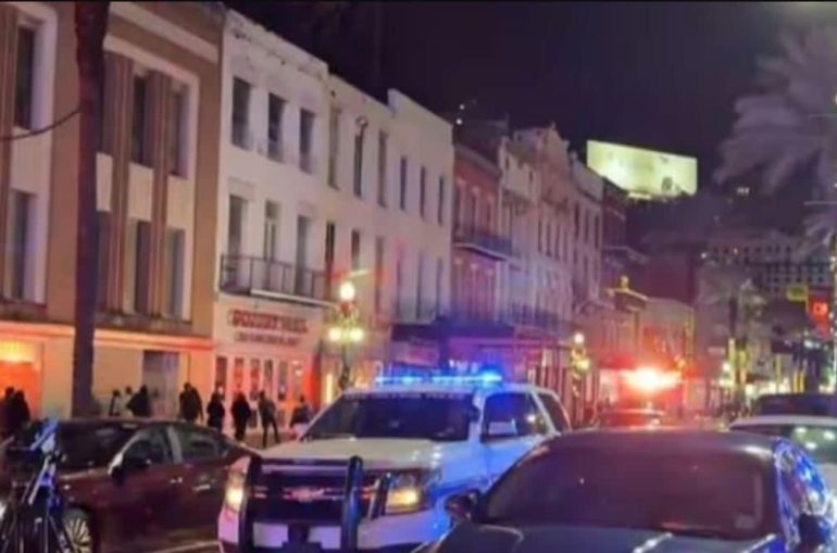 New Orleans auto sulla folla con almeno 10 morti e 30 feriti: «Attacco Terroristico»