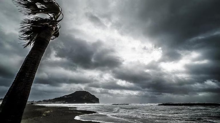 Allerta meteo domani in Campania per venti forti e mare agitato