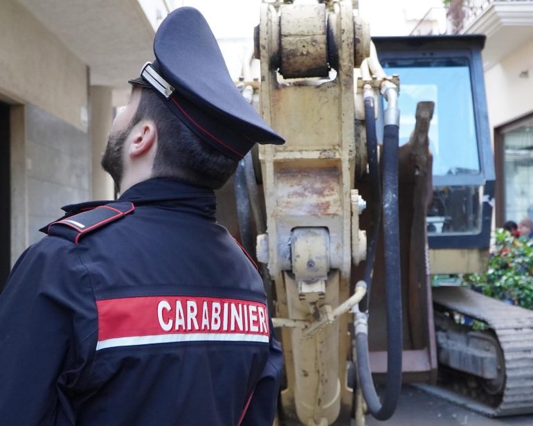 Marcianise: come in un film, tentano furto in banca usando una ruspa. Danni all’edificio