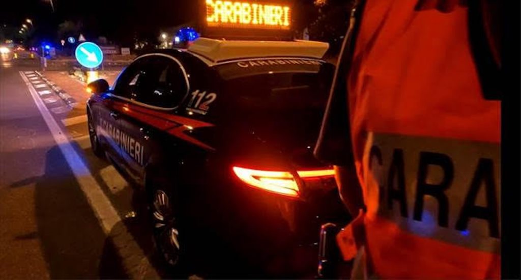 Vairano Scalo, getta dal finestrino 59 dosi di stupefacente: arrestato un pusher 33enne