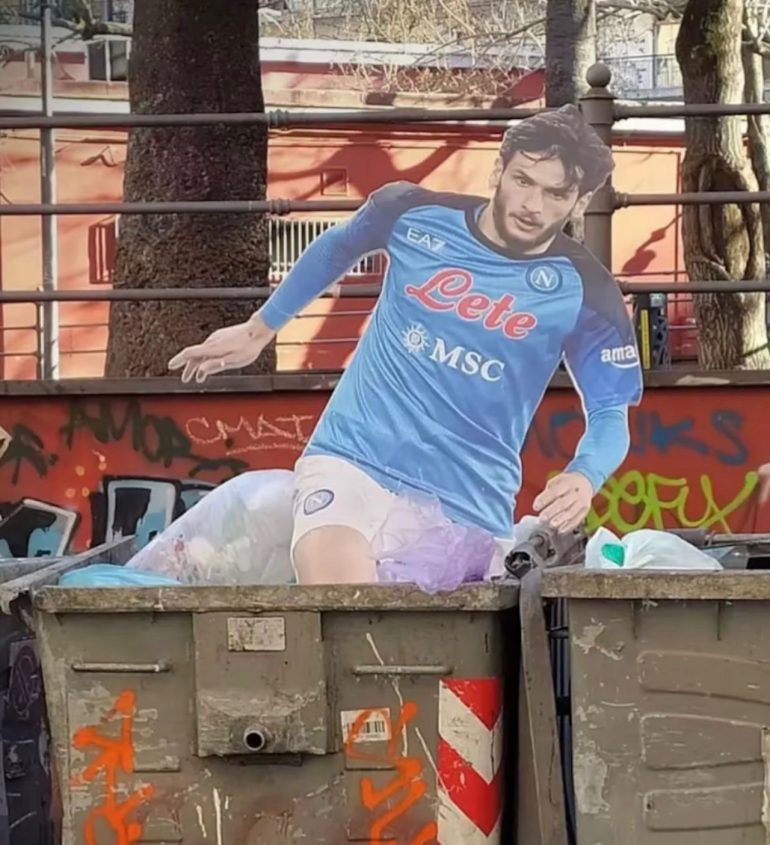 Ira dei tifosi del Napoli, il cartonato di Kvaratskhelia nei rifiuti