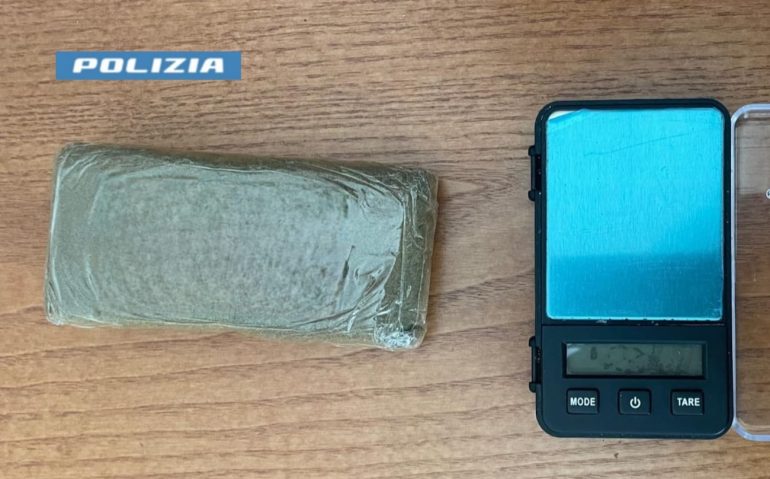 portici, nasconde hashish in casa