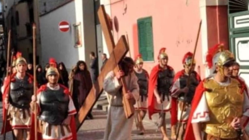 Succivo, colpo sacrilego: rubata la croce simbolo della Via Crucis