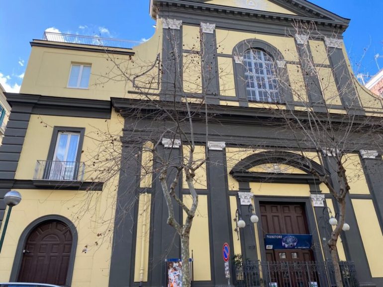 Napoli, ruba in sacrestia durante la messa nella chiesa di san Gennaro al Vomero: denunciato il ladro