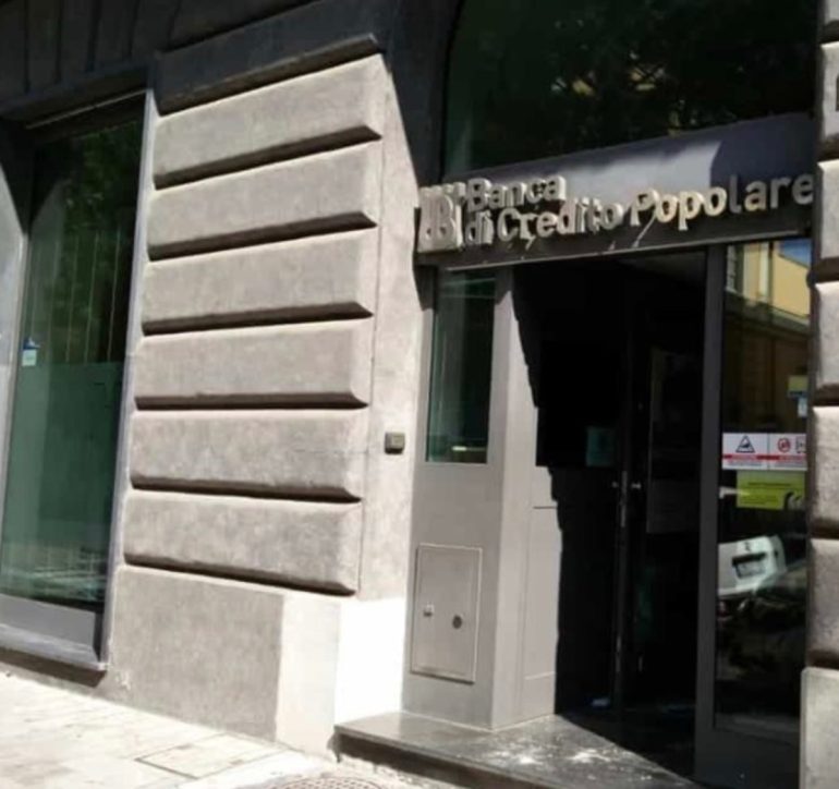 Caserta, banditi assaltano la Banca di Credito Popolare con un muletto