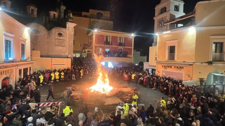 Capri: Il Fuocarazzo di San Sebastiano riaccende la tradizione in Piazzetta