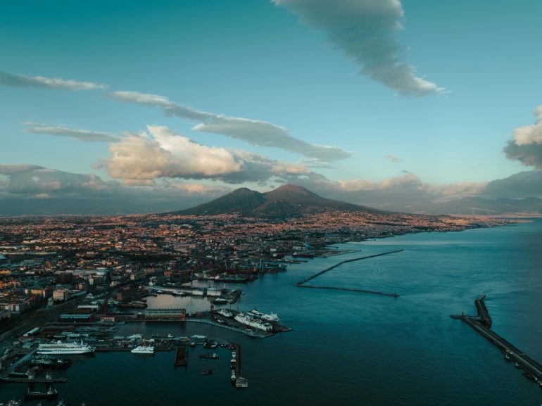 Turisti in cerca di autenticità: Napoli e Pompei si confermano tra le mete più desiderate in Italia