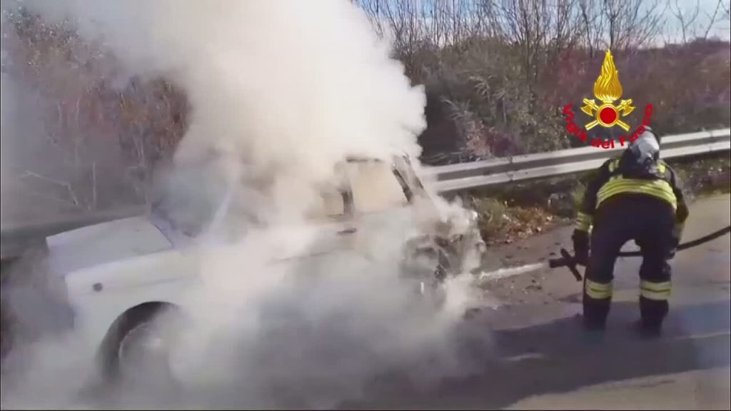 A fuoco auto storica, autista in salvo nell’avellinese