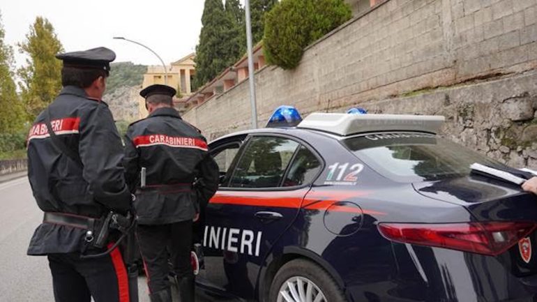 Castel Volturno; ladri scoperti dal proprietario rubano un fucile e scappano: uno arrestato