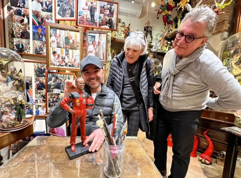 Napoli, Hamilton in tuta Ferrari