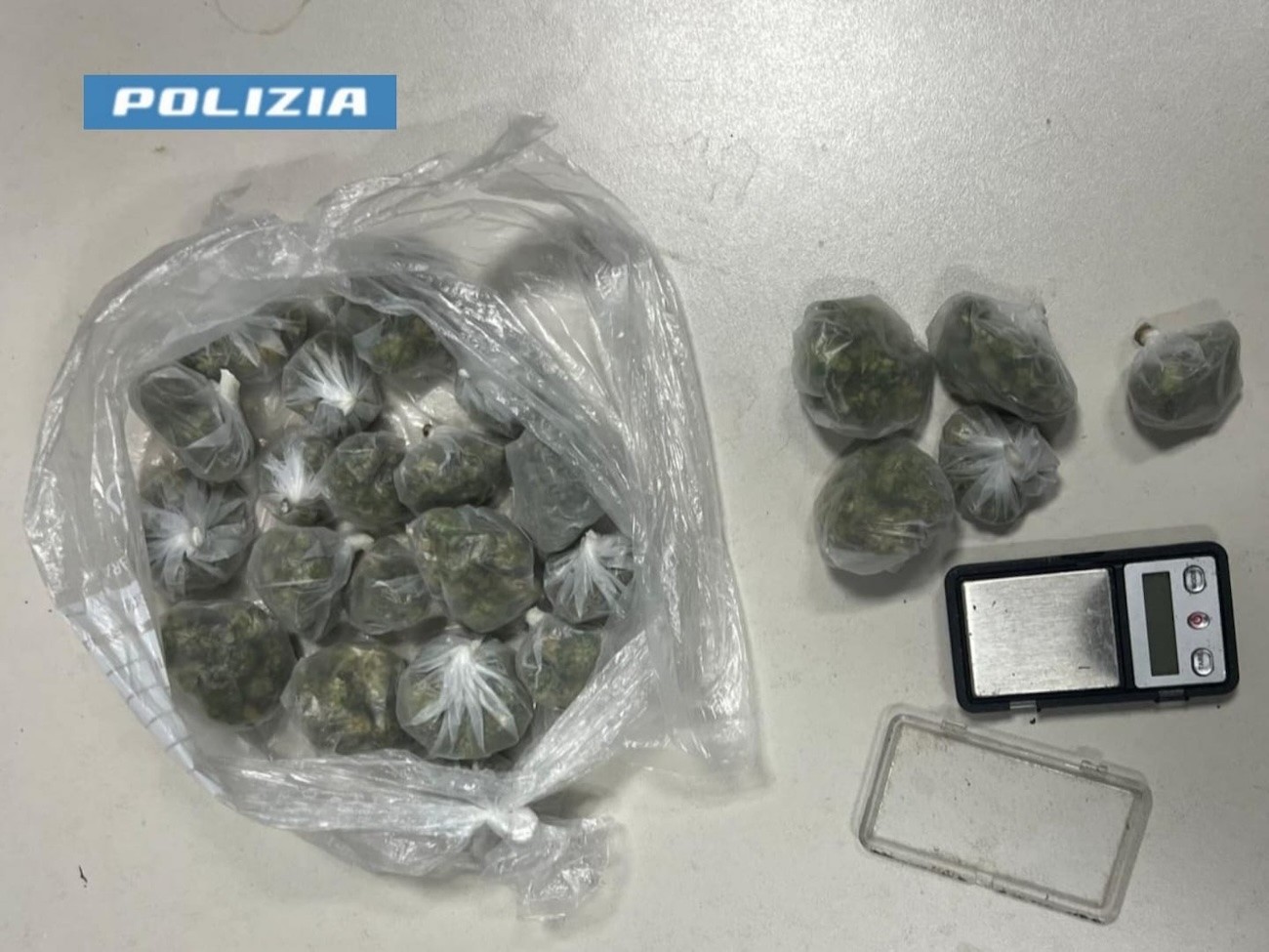 Napoli, piazza di spaccio in casa nel centro storico