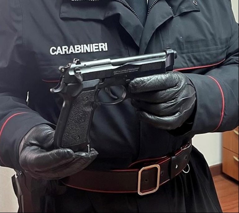 Casagiove, trovato con una pistola softair modificata: denunciato 37enne 