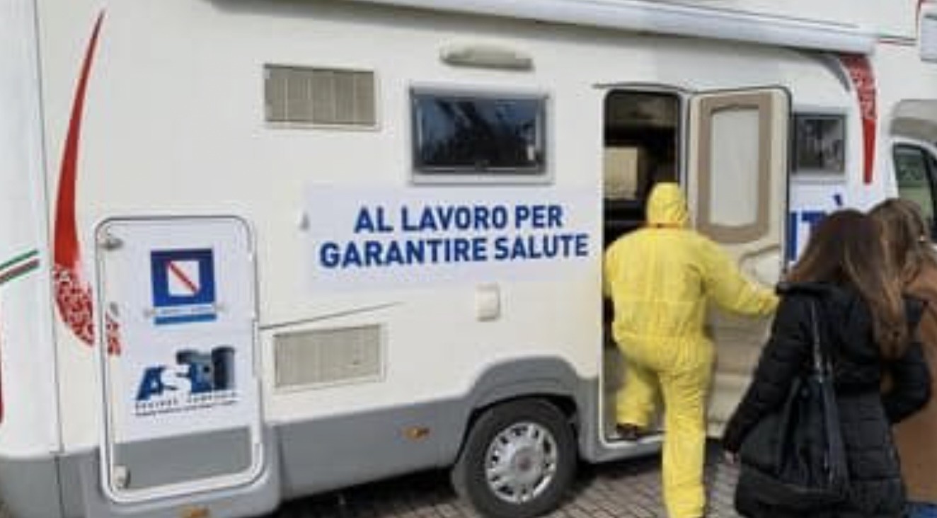 Napoli, sputa sui medici del 118 perchè ha il covid e vuole la Tachipirina