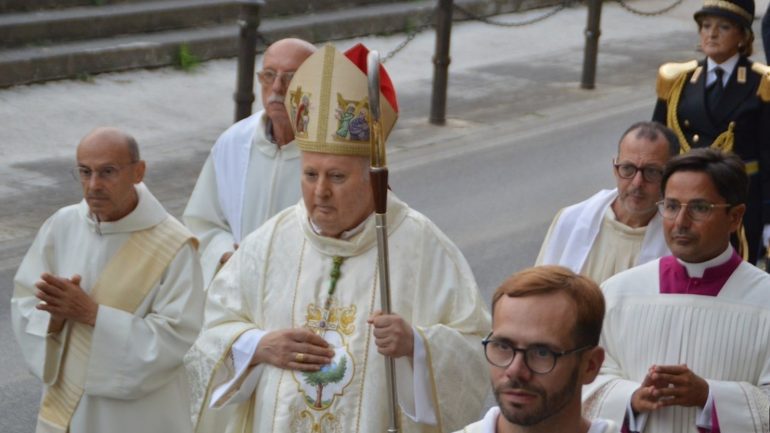 Arcivescovo di Amalfi: “Ho il Parkinson e il diabete, ma continuo a servire con fede e preghiera”