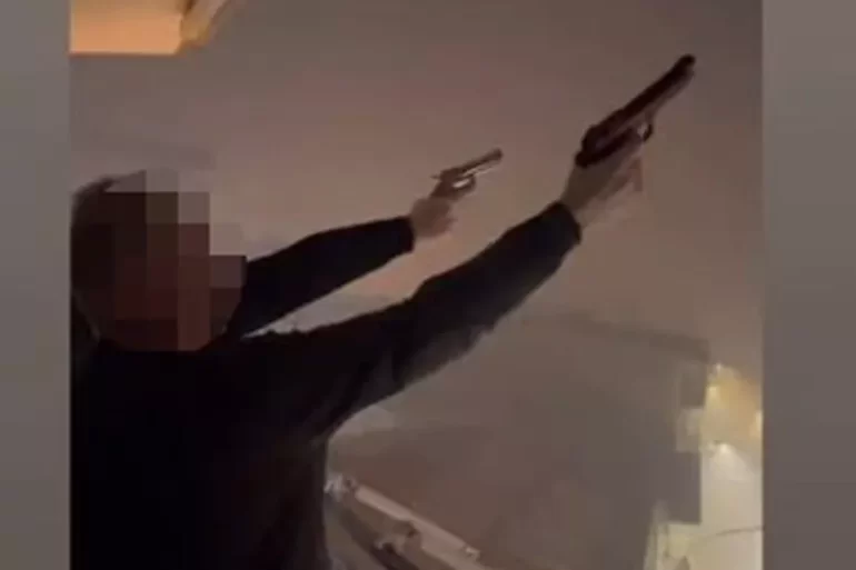 Capodanno a Napoli, sui social spari e bambini con le pistole: «Una notte di follia criminale»