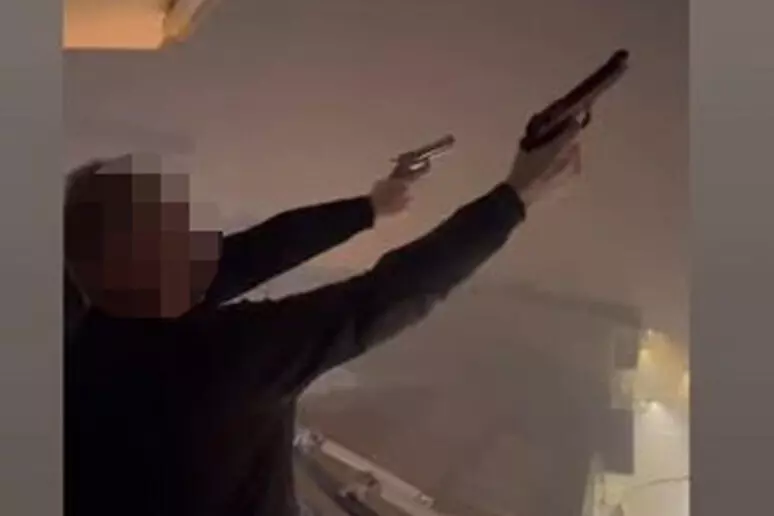 Capodanno a Napoli, sui social spari e bambini con le pistole: “Una notte di follia criminale”