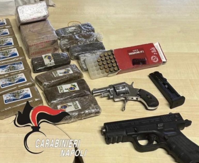 Napoli, armi e 7 chilogrammi di hashish recuperati a San Giovanni