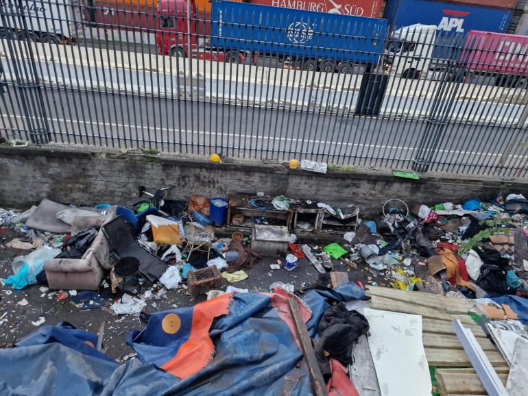 Napoli, sgomberata la baraccopoli dell’ex mercato ittico ma subito rioccupata dai senza fissa dimora