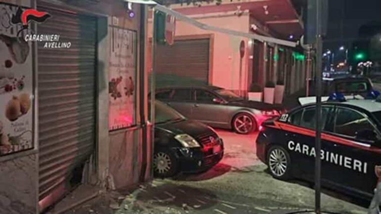 Bomba carta davanti a negozio ad Atripalda, danni alla saracinesca
