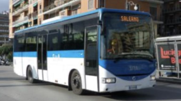 Salerno, dimenticano i figli alla fermata e salgono sul bus senza di loro
