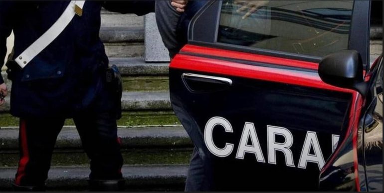 Napoli, stalker arrestato: minacciava di morte la vittima e chi l’ha aiutata