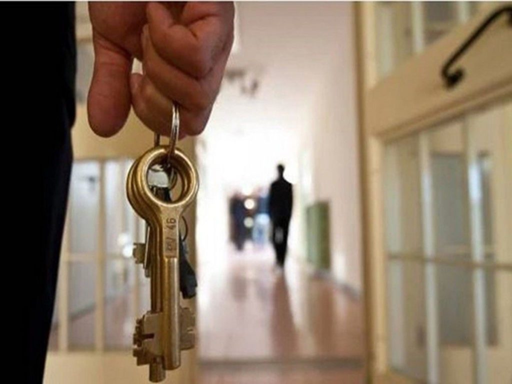 Carcere di Avellino, ancora caos e disordini: detenuto sottrae chiavi del reparto isolamento e scatena disordini