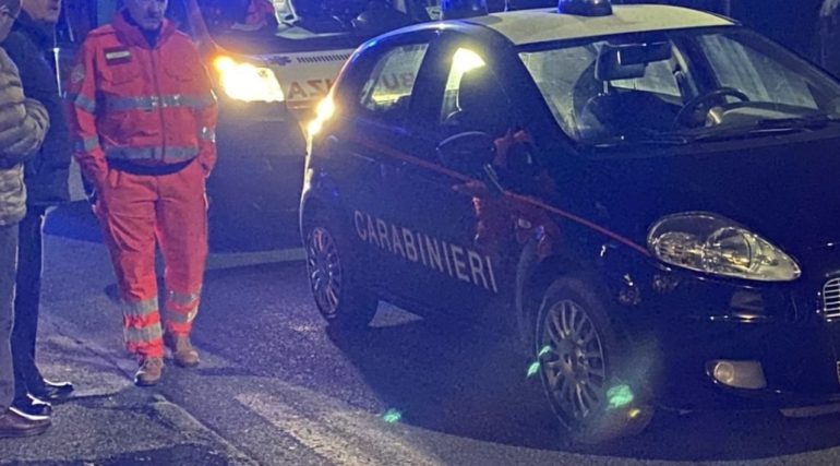 Ucciso da pirata della strada mentre sposta l’auto davanti a ristorante