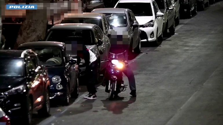 Casalnuovo: arrestato un uomo per tentata estorsione e aggressione a poliziotti