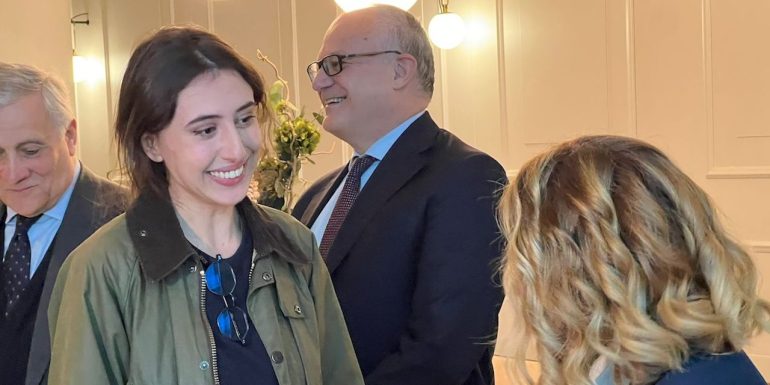 Cecilia Sala, sorride in foto con Meloni, Tajani e Gualtieri