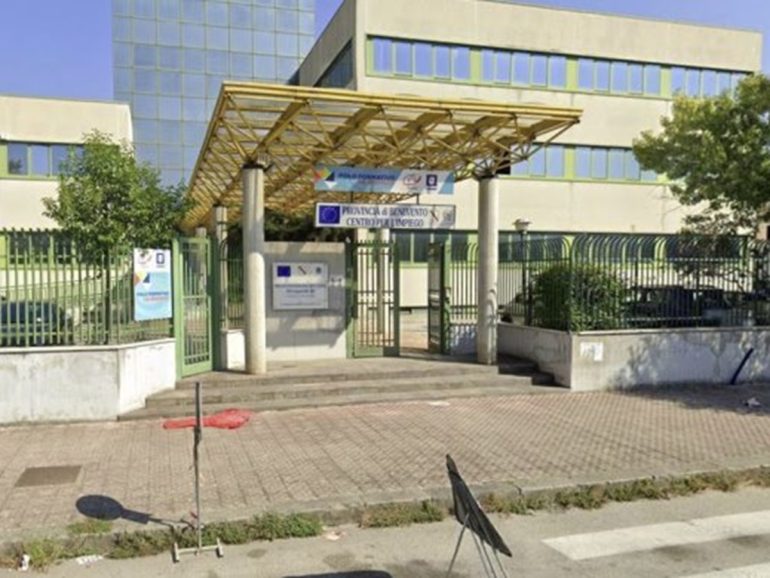 Benevento, ladri nel Centro per l’impiego: rubano soldi e rompono tubo dell’acqua. Uffici allagati