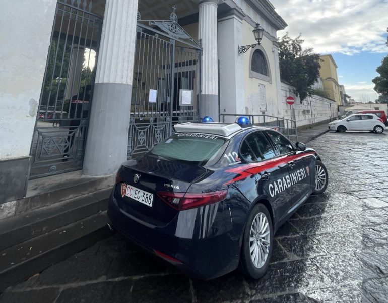 Spari al cimitero di Portici: è giallo