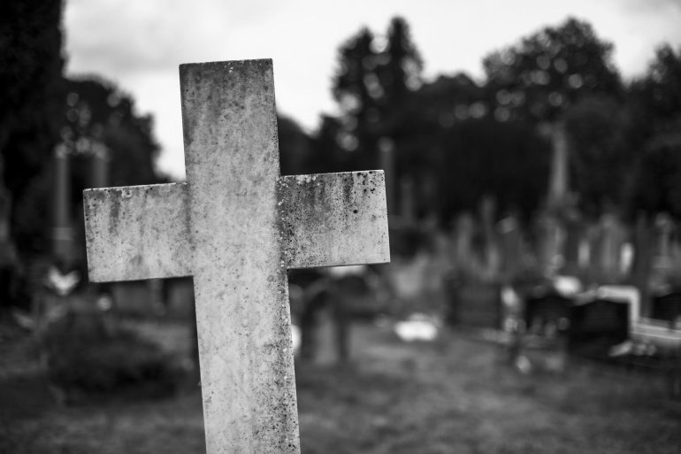 Profanazione in due cimiteri nell’Avellinese: denunciati due uomini